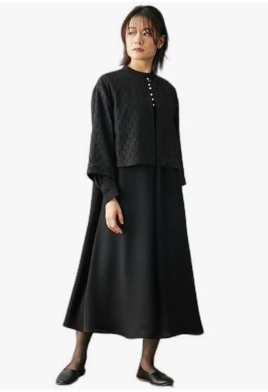 レースジャケット付きナチュラルフォーマルワンピースを着た女性 上品で落ち着いた喪服スタイル