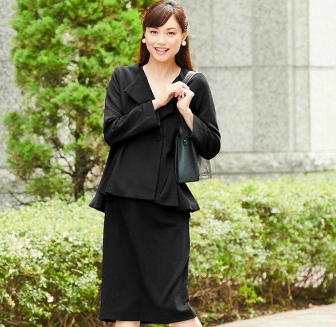 授乳対応のSWEET MOMMYマタニティフォーマルスーツを着用した妊婦さんの全身写真。