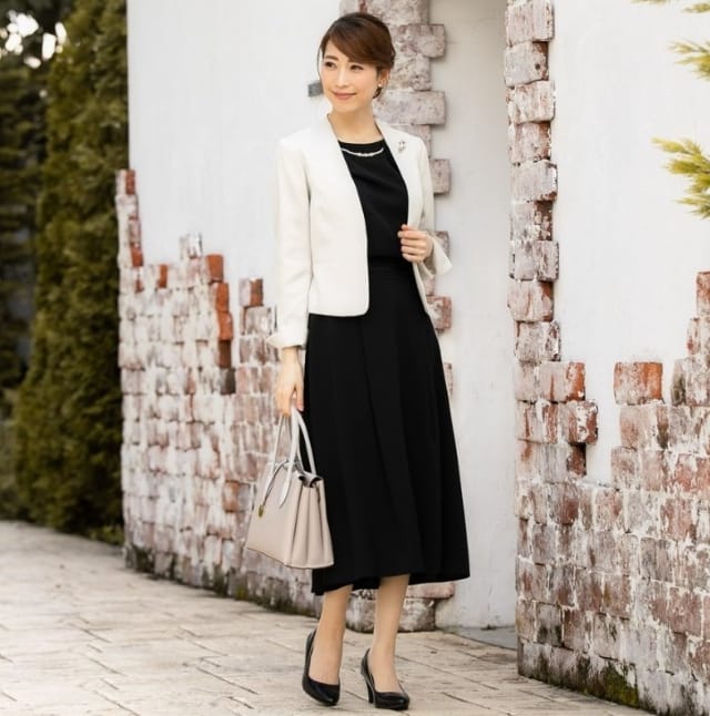 ベージュジャケットと黒ワンピースの入学式卒業式ママコーデ