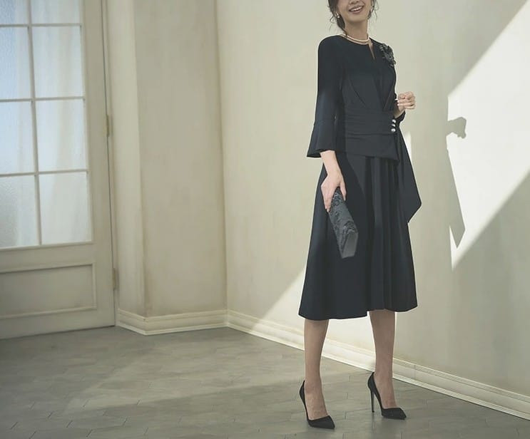 フォーマルシーンで着られる黒ワンピースのセレモニースタイル