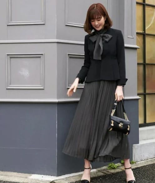 黒ジャケットとプリーツスカートのフォーマルコーデ レディース