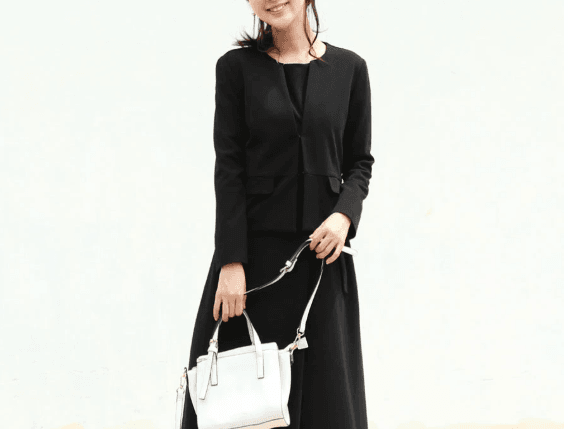 黒ワンピースとジャケットのフォーマルコーデ 入学式や卒業式のママ服