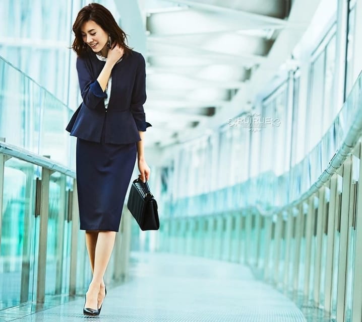 卒業式や入学式に人気のネイビーセレモニースーツ ママコーデ