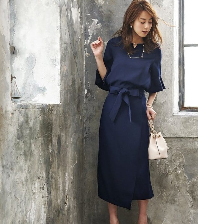 入学式や卒業式に着られるネイビーワンピースのママフォーマルコーデ