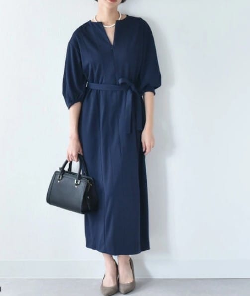 入学式や卒業式に着られるネイビーワンピースのママコーデ