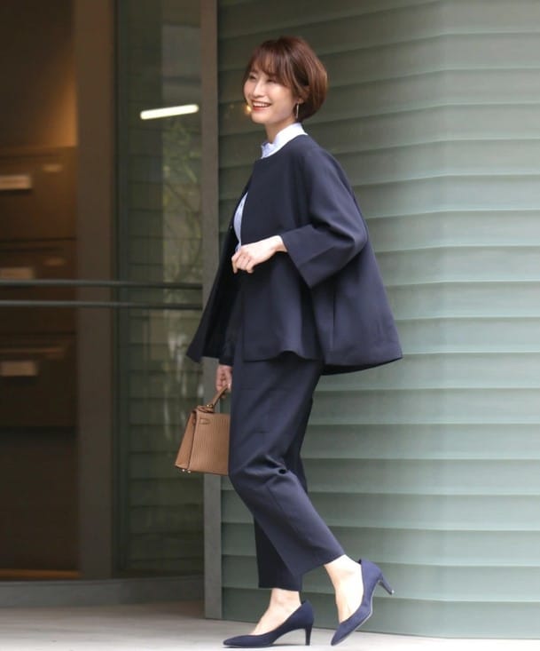 入学式や卒業式に着るネイビーパンツスーツのママフォーマル