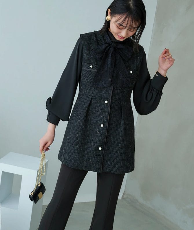 前開きジレとパンツのセットアップで授乳しやすいお宮参り向けママのフォーマルコーデ