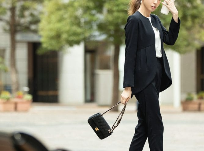 黒ジャケットとパンツのフォーマルスタイルで神社へ向かうお宮参りママのコーデ