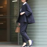 お宮参りにおすすめのネイビーのパンツスーツを着たママのフォーマルコーデ