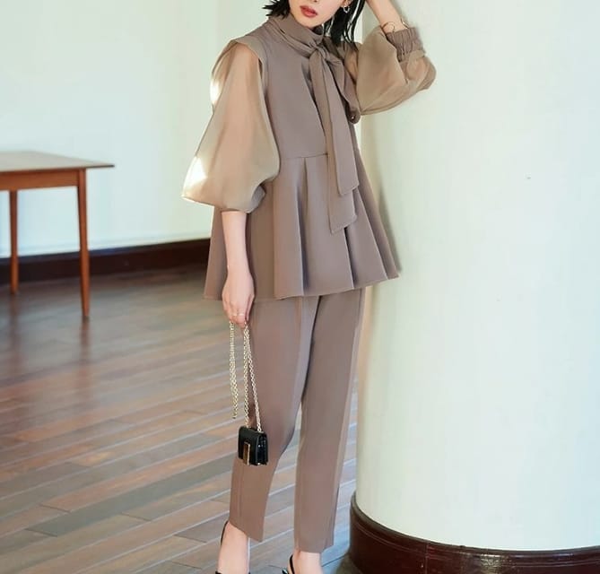 お宮参りにおすすめのベージュのパンツセットアップコーデ