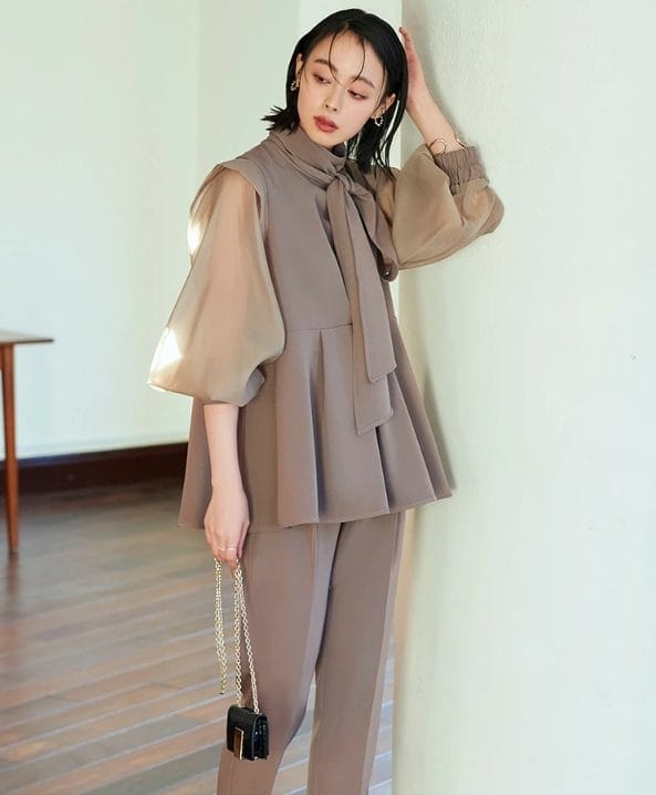 お宮参りに使えるブラウンのパンツセットアップコーデ