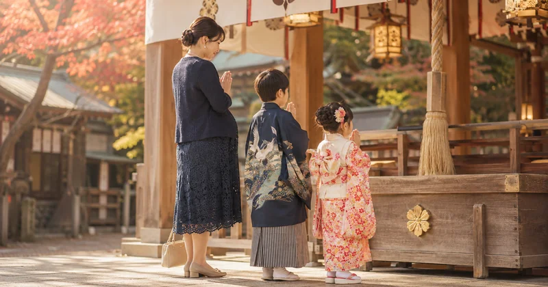 七五三で参拝する妊娠中の母親と子どもたち