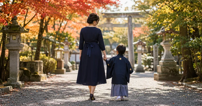 妊娠中のママと5歳の男の子が七五三で神社の参道を歩く後ろ姿