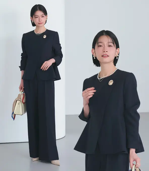 七五三におすすめのネイビーペプラムジャケットとワイドパンツを着た30代女性