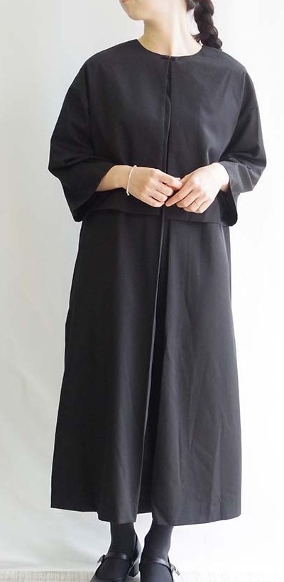 ecoloco ニットジャケットと黒ワンピースのアンサンブルスーツ。柔らかい雰囲気のナチュラルフォーマル。