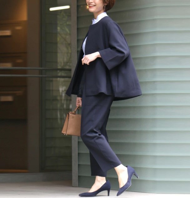 ネイビーのパンツスーツで歩くママ。軽やかで上品な印象の七五三フォーマルコーデ。