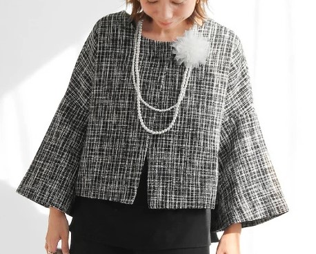 パールアクセとツイード調ジャケットを合わせたナチュラルフォーマルスタイル。