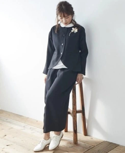 ネイビーのノーカラージャケットとワイドパンツを合わせた女性のナチュラルフォーマルコーディネート