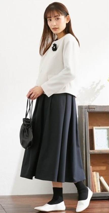 白ジャケットと黒スカートを合わせた七五三フォーマルスーツ。清楚で上品な印象のナチュラル系コーデ。