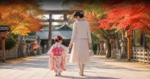 七五三産廃の境内でレースワンピーススーツを着た母親が子どもと歩いている様子
