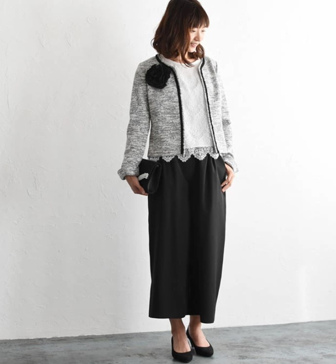 ナチュラル派ママの七五三コーデ。ツイード調ジャケットと黒スカートを合わせた上品なフォーマルスタイル。