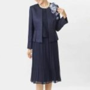 お宮参りの祖母にふさわしい上品なネイビーフォーマルスーツ