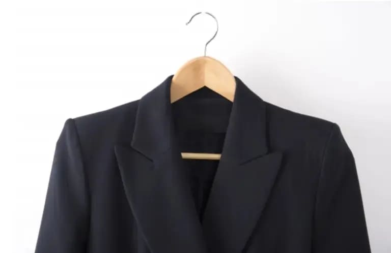 ハンガーにかけられた黒いジャケット