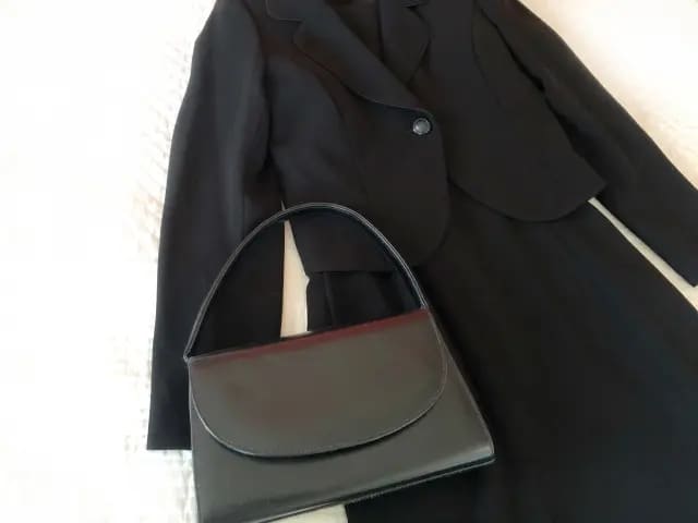 喪服と黒いハンドバッグのコーディネート