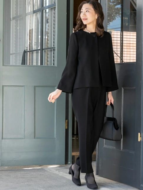 ケープ風ジャケットの喪服パンツスーツ