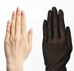 素手と黒い手袋の比較