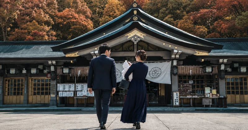 紅葉の中、神社へ向かう家族3人の後ろ姿|秋のお宮参り