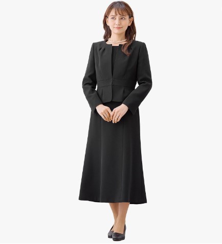 BEENSRの喪服 長め丈で上品な印象のアンサンブルスーツ