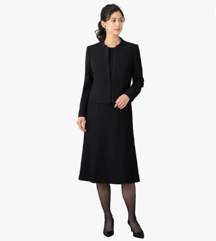 ルルコの喪服 レギュラーサイズの黒ワンピーススーツ(正面全身)