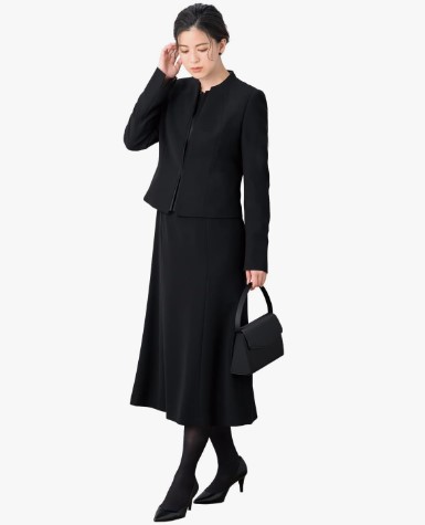 ルルコの喪服 トールサイズの黒ワンピーススーツを着た女性