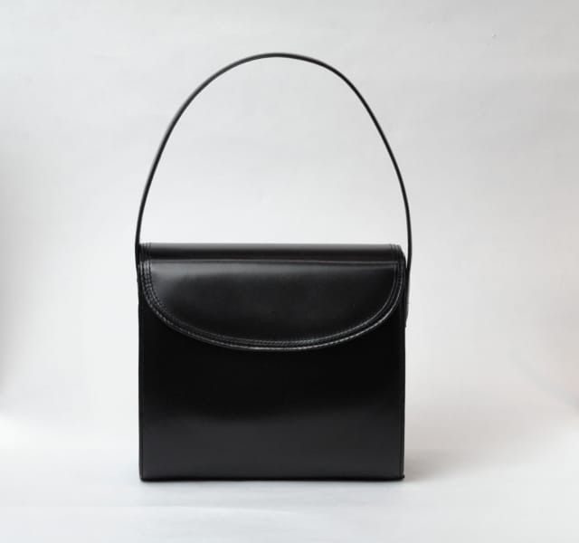 黒の革製フォーマルハンドバッグ｜シンプルで上品なお葬式用バッグ