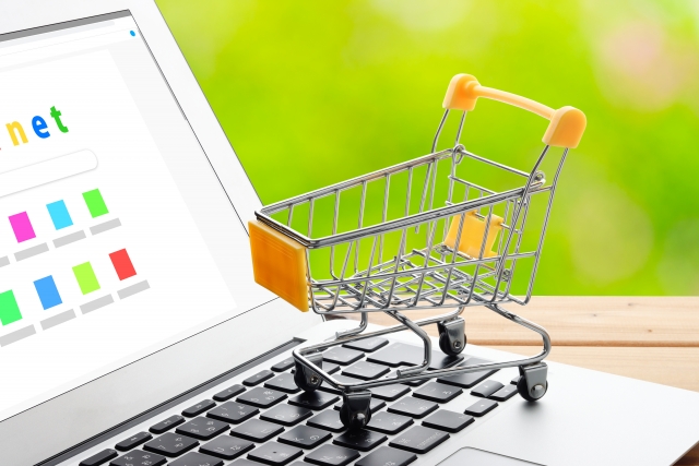 ノートパソコンとカート 喪服をネット通販で購入するイメージ
