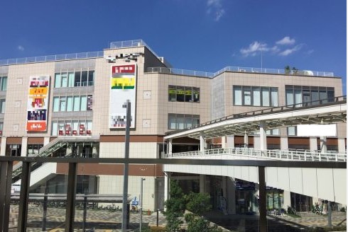 ショッピングモール外観 フォーマルウェア売り場のイメージ