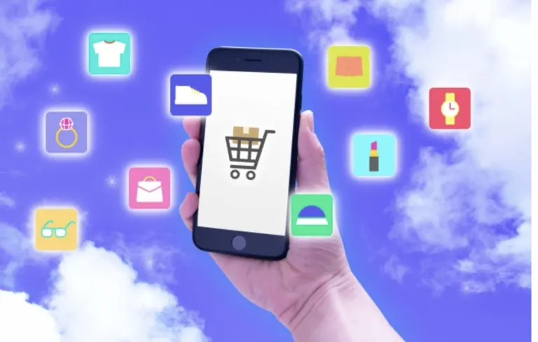 スマートフォンでオンラインショッピングをするイメージ｜Amazonで喪服を選ぶネット通販イメージ