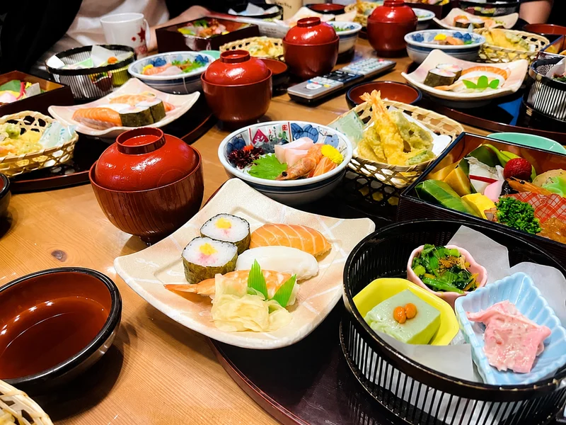 七五三のお祝いで並ぶ豪華な会席料理