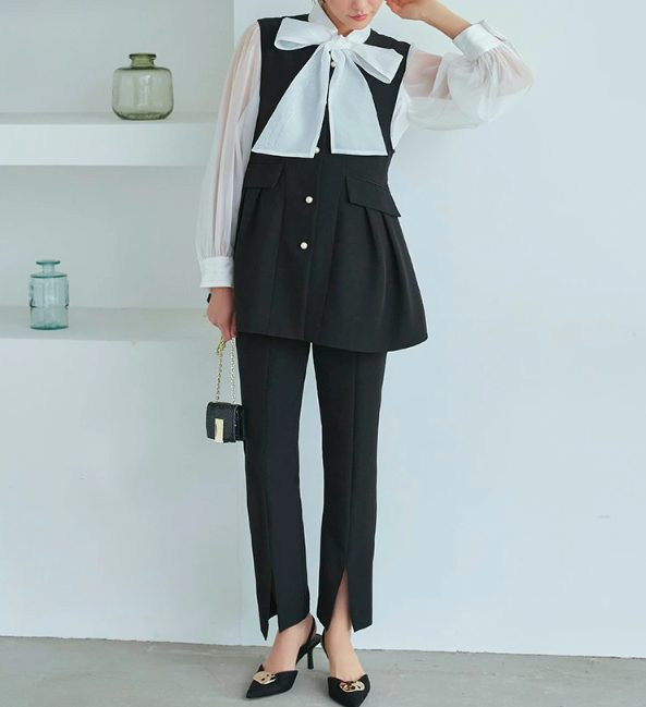 黒のロングジレと白のボウタイブラウスを合わせた上品なセレモニーコーデ