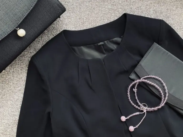 黒の喪服と数珠・袱紗・フォーマルバッグの平置きコーディネート