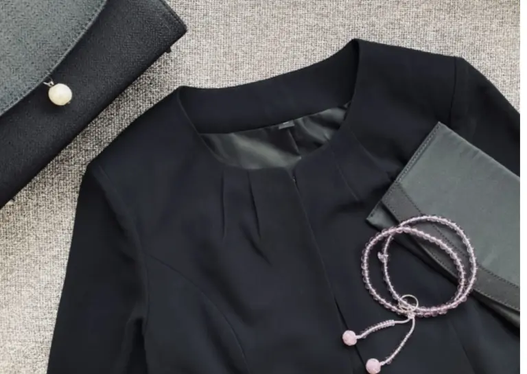 黒の喪服ジャケットと数珠・フォーマルバッグを並べた喪服コーディネートの小物セット画像2（ハンカチを当てる女性）mourning-woman-handkerchief-juzu.jpg喪服姿の女性が白いハンカチを顔に当てている｜数珠を持ったお葬式参列シーン画像3（黒スーツ＋バッグ下半身）black-suit-womens-formal-bag.jpg黒のパンツスーツと黒ハンドバッグを持つ女性の下半身｜仕事帰りのお通夜参列スタイル画像4（画像1と同じ構図）mourning-jacket-juzu-bag-flatlay.jpg黒の喪服と数珠・袱紗・フォーマルバッグの平置きコーディネート画像5（祭壇前の女性）funeral-altar-woman-mourning.jpgお葬式の祭壇前で手を合わせる黒喪服姿の女性画像6（香典袋＋数珠＋バッグ）kouden-juzu-formal-bag.jpg黒のフォーマルバッグの上に香典袋と数珠を置いたお通夜の持ち物セット画像7（黒喪服ワンピース女性）mourning-dress-natural-womens-formal.jpg黒のアンサンブル喪服を着た女性が白い壁の前に立つ上品なフォーマルスタイル画像8（数珠を持つ手）mourning-hands-juzu-prayer.jpg喪服姿の女性が紫の数珠を両手で持つ葬儀参列シーン

これでWordPressのメディアライブラリにそのまま登録できます！④ハンカチ記事に進みますか？🙌 Sonnet 4.6