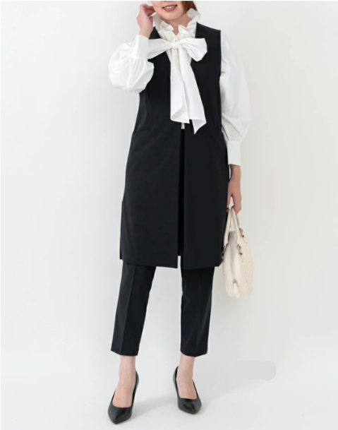 黒のジレに大きなボウタイブラウスを合わせたきれいめフォーマルコーデ。おしゃれママにおすすめ。