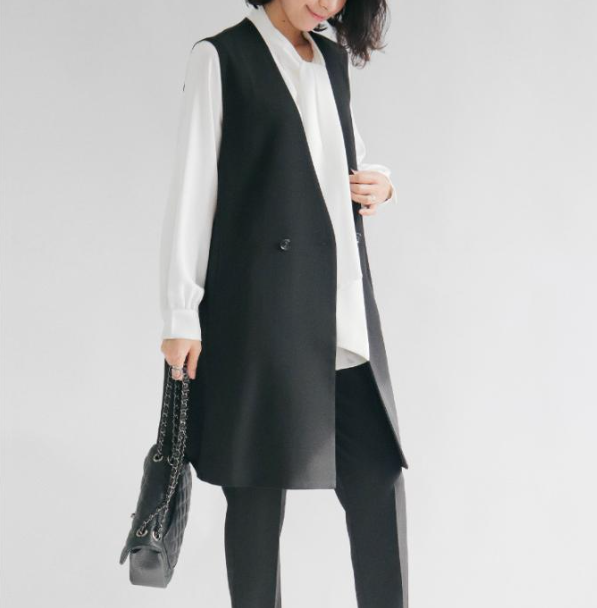 白ブラウスに黒のロングジレを合わせたシンプルなジレスーツコーデ。上品で洗練されたママ向けフォーマルスタイル。