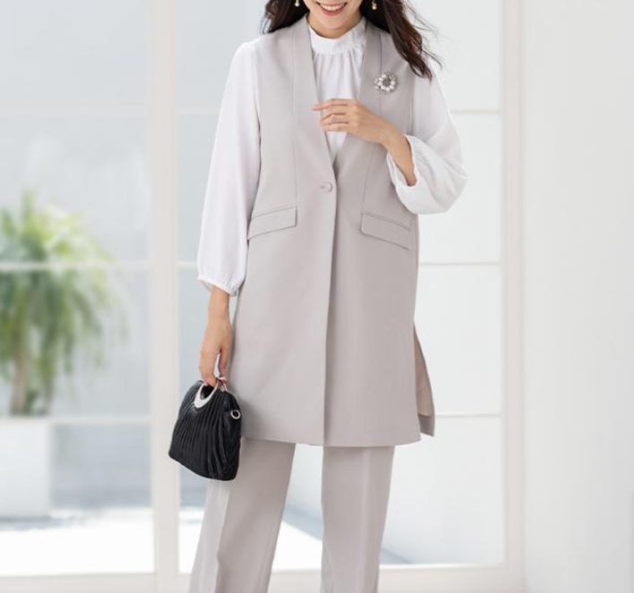 グレージュのジレスーツに白ブラウスを合わせた上品コーデ。セレモニーや学校行事にぴったりのママスタイル。
