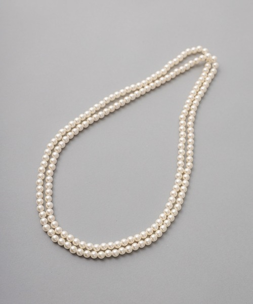 二連のパールネックレス。フォーマルスーツに合わせやすい上品なアクセサリー。