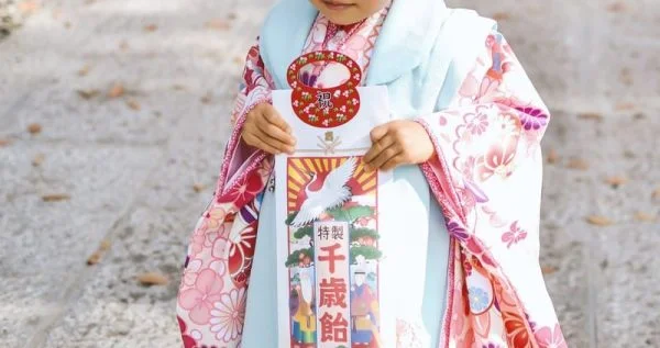 千歳飴を持つ着物姿の七五三の女の子