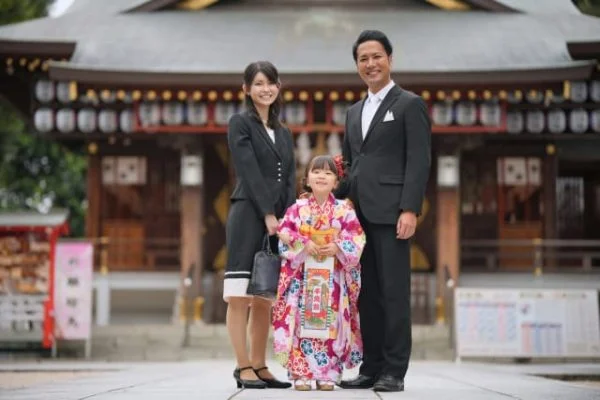 七五三で神社に参拝する親子のフォーマルコーデ