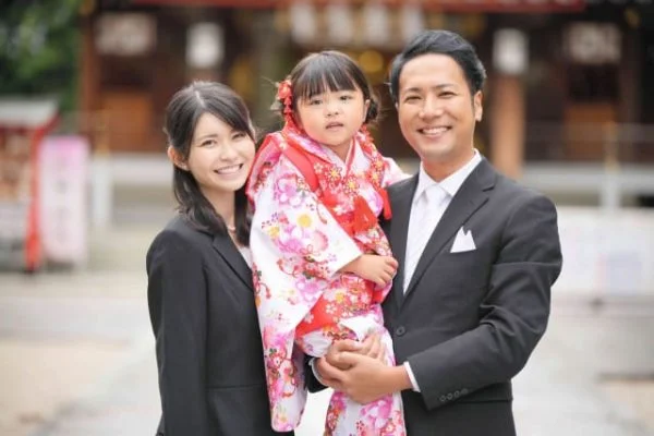 七五三で黒フォーマルを着る両親と娘