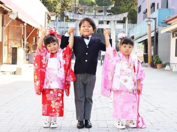 七五三の準備を終えた3人の子どもたち
